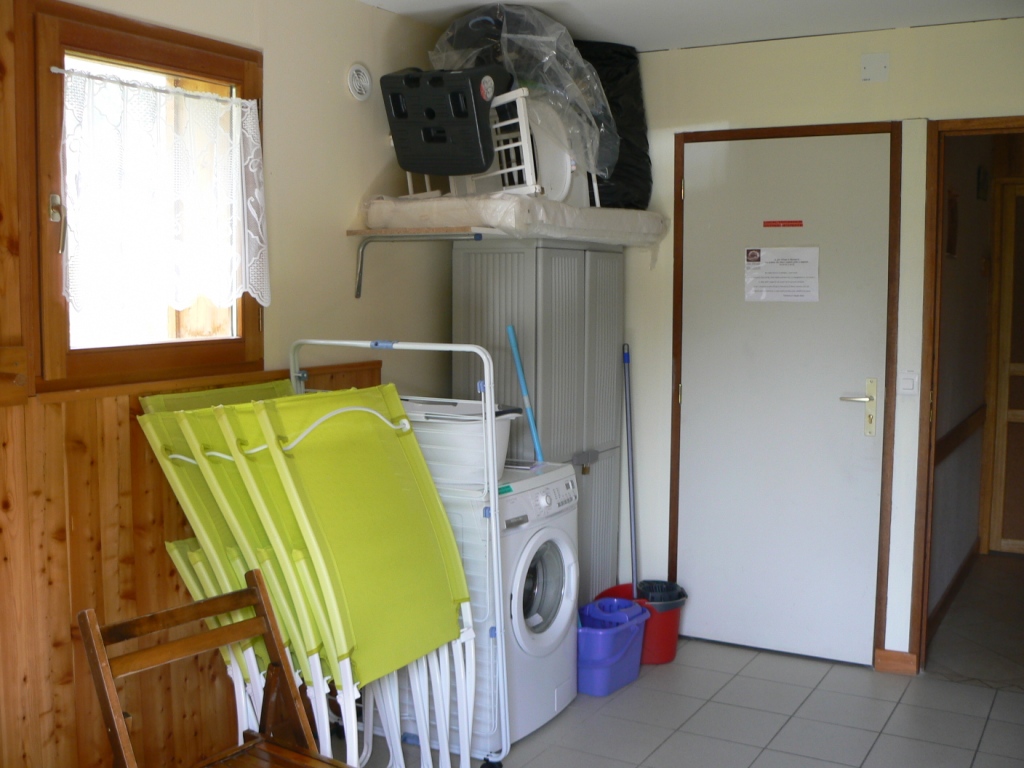 Buanderie avec machine à laver hébergement Cristol du gîte Le Pré Clarée à Névache, vallée de la Clarée.