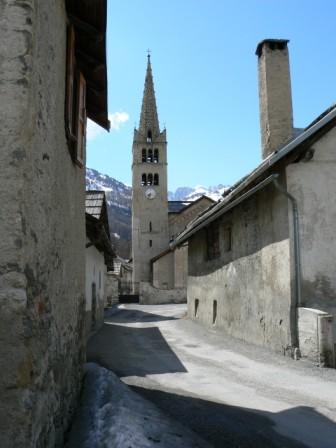 Eglise et rue central de la ville haute de Nevache
